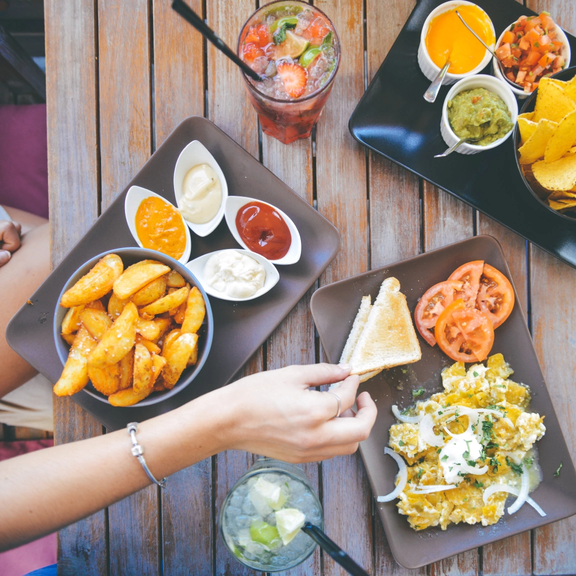Kocht zusammen und genießt einen gemeinsamen Abend.